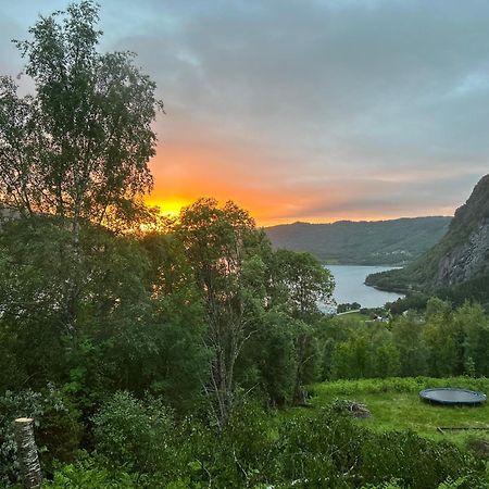 Stille Og Fredelig Ved Fjord Og Fjell Valsøybotn Exterior foto
